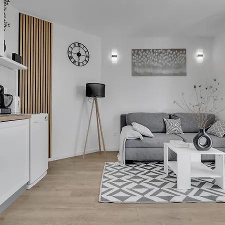 Mediterranean Living 2 マカルスカ