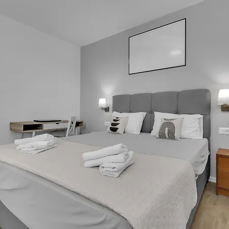 Mediterranean Living 2 マカルスカ